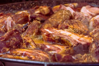 Büyük yuvarlak bir tavada yiyecek ve ızgara tezgahın üzerine konuldu ve markette müşterilere satılması amaçlandı..