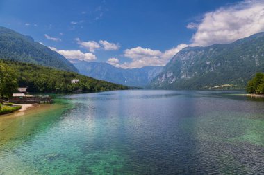 Slovenya 'da Bohinj Gölü, Upper Carniola' nın kuzeybatı bölgesindeki Julian Alpleri 'nin Bohinj Vadisi' nde yer alan bir göldür.