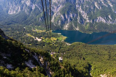 Slovenya 'da Bohinj Gölü, Upper Carniola' nın kuzeybatı bölgesindeki Julian Alpleri 'nin Bohinj Vadisi' nde yer alan bir göldür.