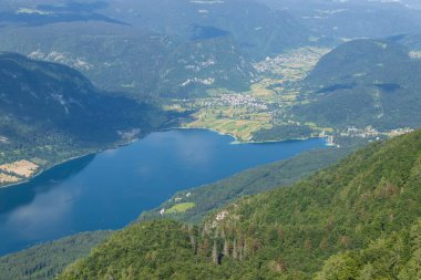 Slovenya 'da Bohinj Gölü, Upper Carniola' nın kuzeybatı bölgesindeki Julian Alpleri 'nin Bohinj Vadisi' nde yer alan bir göldür.