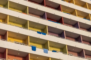 Balkonlu bir konaklama evinin duvarı..