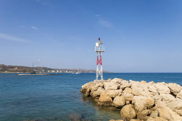 Deniz Burnu. Yunanistan 'ın Faliraki kasabasındaki Rodos adasındaki kilisenin deniz feneri..