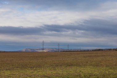 Palava bölgesine bakan güzel bir ova manzarası. Gökyüzündeki kara bulutlar. Tarlalar ve çayırlar.