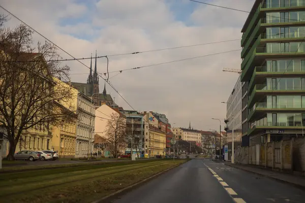 Brno, Çek Cumhuriyeti, 17 Şubat 2024 - Arkadaki Nove sady Caddesi manzarası - Petrov