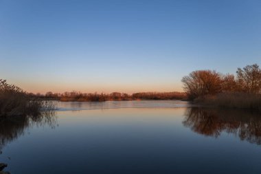 Akşam manzarası, gün batımında göl kenarında..