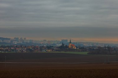 Şehir manzarası manzarası. Brno Konutları 'nın arka planında Kamenny Vrch ve Bohunice, ön planda Troubsko