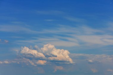 Güneşli havada beyaz bulutlu güzel mavi gökyüzü.
