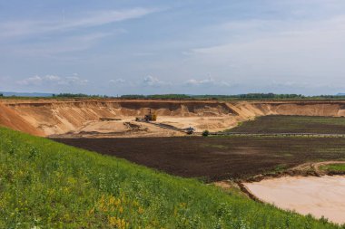 Kırsalda kum madenciliği için büyük bir taş ocağı. Mavi gökyüzü.