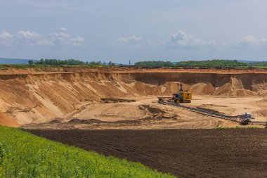 Kırsalda kum madenciliği için büyük bir taş ocağı. Mavi gökyüzü.
