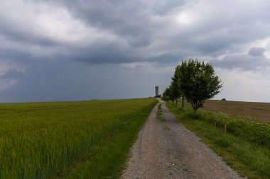 Akat 'ın Kulesi' ne giden yol - Çek Cumhuriyeti 'nin Zidlochovice kasabası yakınlarındaki Vyhon