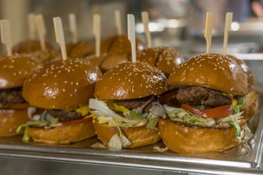 Sebzeli hamburgerler abur cubur masasında..