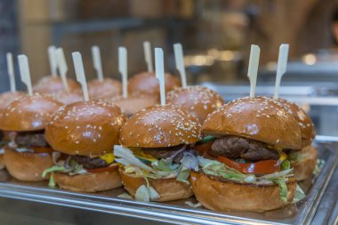 Sebzeli hamburgerler abur cubur masasında..