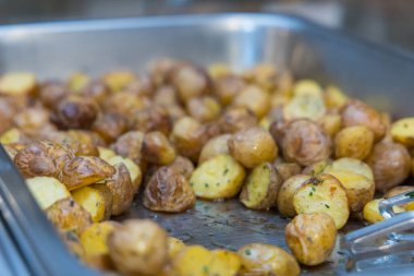 Kızarmış patatesler aperatif tepsisinde.