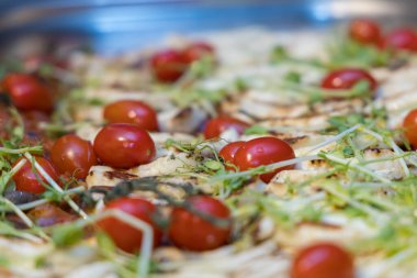 Kutlamada ziyafet masası. Masalarda hazır yemek var.