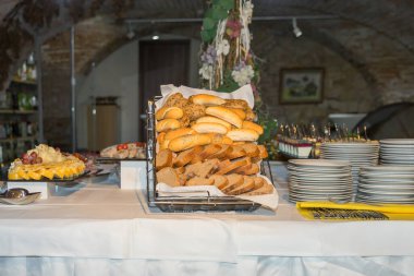 Kutlamada ziyafet masası. Masalarda hazır yemek var.