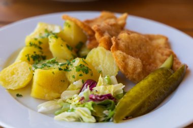 Beyaz tabakta yemek servis ettim. Tabakta öğle yemeği