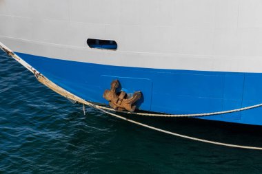 Büyük bir geminin gövdesi. Çapa ayrıntısı