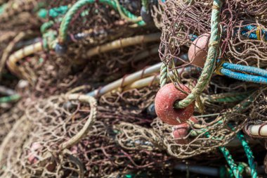Sahilde balık yakalamak için büyük balık ağları