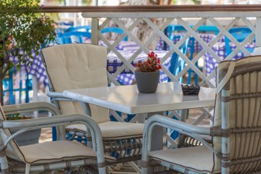 Thassos adasındaki bir restoranda sandalye ve iskemle.