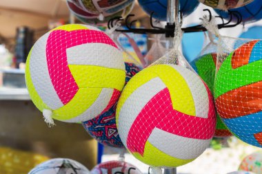 Satılık bir pazar yerinde renkli balon