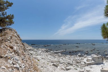 Deniz Burnu Aliki / Alyki Adası Thassos Yunanistan. Deniz kenarındaki eski kapalı mermer ocağı.