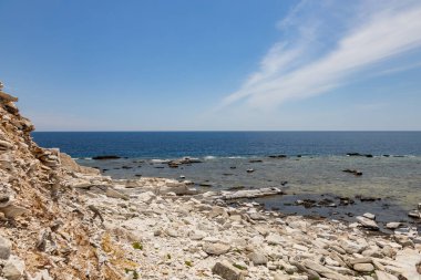 Deniz Burnu Aliki Alyki Adası Thassos Yunanistan. Deniz kenarındaki eski kapalı mermer ocağı