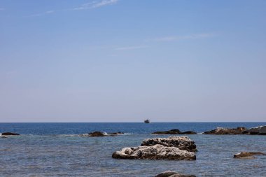 Deniz Burnu Aliki Alyki Adası Thassos Yunanistan. Deniz kenarındaki eski kapalı mermer ocağı