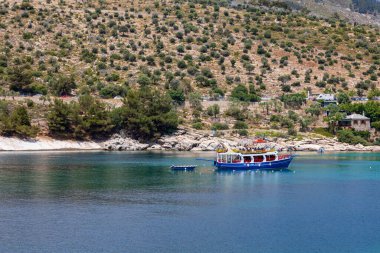 Deniz Burnu Aliki Alyki Adası Thassos Yunanistan. Deniz kenarındaki eski kapalı mermer ocağı