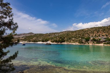 Aliki Alyki adası Thassos Yunanistan 'ın güzel deniz manzarası.