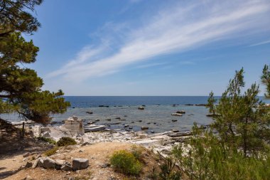 Deniz Burnu Aliki Alyki Adası Thassos Yunanistan. Deniz kenarındaki eski kapalı mermer ocağı
