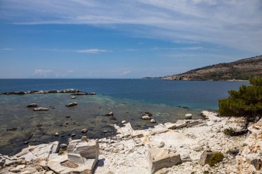 Deniz Burnu Aliki Alyki Adası Thassos Yunanistan. Deniz kenarındaki eski kapalı mermer ocağı