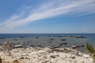 Deniz Burnu Aliki Alyki Adası Thassos Yunanistan. Deniz kenarındaki eski kapalı mermer ocağı