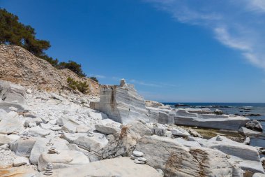 Deniz Burnu Aliki Alyki Adası Thassos Yunanistan. Deniz kenarındaki eski kapalı mermer ocağı