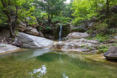 Thassos adasındaki tatlı su gölü Maries - dağlardan akan su - şelaleler
