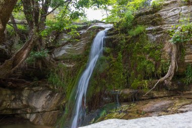 Thassos adasındaki tatlı su gölü Maries - dağlardan akan su - şelaleler