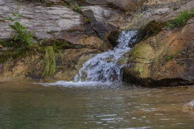 Thassos adasındaki tatlı su gölü Maries - dağlardan akan su - şelaleler