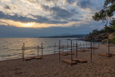 Yunanistan 'ın Thassos adasında gün batımında Salonikios plajı