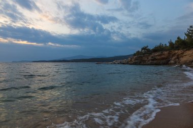 Yunanistan 'ın Thassos adasında gün batımında Salonikios plajı