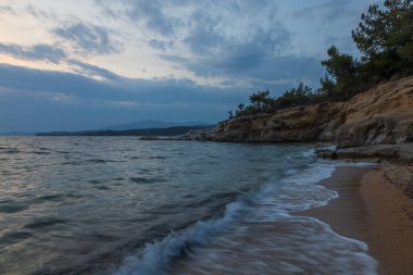 Yunanistan 'ın Thassos adasında gün batımında Salonikios plajı