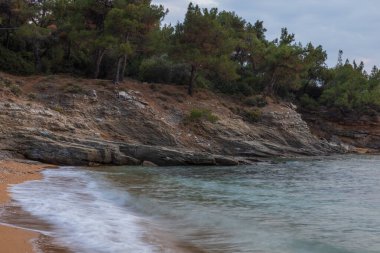 Yunanistan 'ın Thassos adasında gün batımında Salonikios plajı