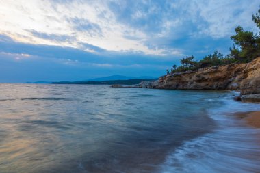 Yunanistan 'ın Thassos adasında gün batımında Salonikios plajı