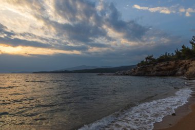 Yunanistan 'ın Thassos adasında gün batımında Salonikios plajı