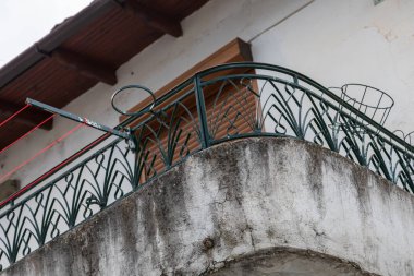 Eski yıpranmış ev ve eski renkli ahşap kapı