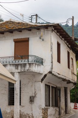 Panagia kasabasındaki Thassos adasındaki eski evler. Çatılı çatılar..