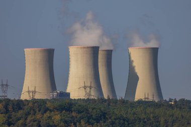 Çek Cumhuriyeti, Avrupa 'daki Dukovany nükleer enerji santrali. Duman soğutma kuleleri. Gökyüzünde bulutlar var. Ön planda İskoçya 'nın doğası var.