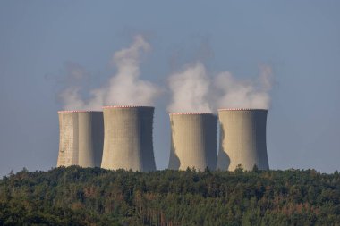 Çek Cumhuriyeti, Avrupa 'daki Dukovany nükleer enerji santrali. Duman soğutma kuleleri. Gökyüzünde bulutlar var. Ön planda İskoçya 'nın doğası var.