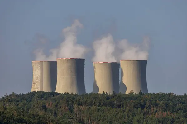 Çek Cumhuriyeti, Avrupa 'daki Dukovany nükleer enerji santrali. Duman soğutma kuleleri. Gökyüzünde bulutlar var. Ön planda İskoçya 'nın doğası var.