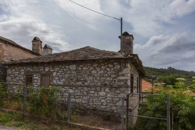 Kefalogourna 'nın güzel manzarası - Thassos adasındaki Theologos şelaleleri