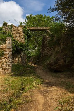 Kefalogourna 'nın güzel manzarası - Thassos adasındaki Theologos şelaleleri
