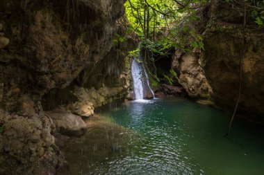 Kefalogourna 'nın güzel manzarası - Thassos adasındaki Theologos şelaleleri